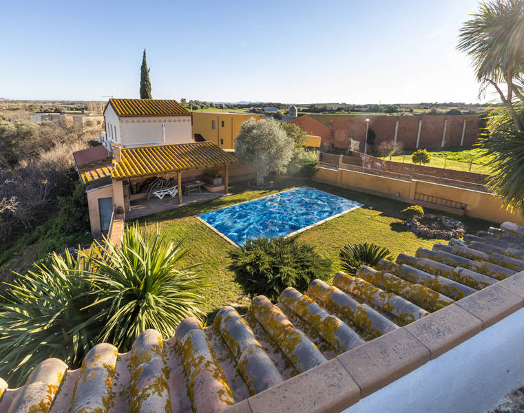 House for sale near Peralada with stunning panoramic views. Don't miss this opportunity! Contact us 
