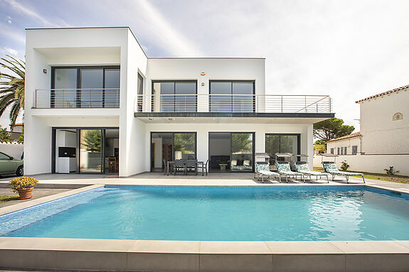 Fantastic villa for sale in an exclusive area of Empuriabrava