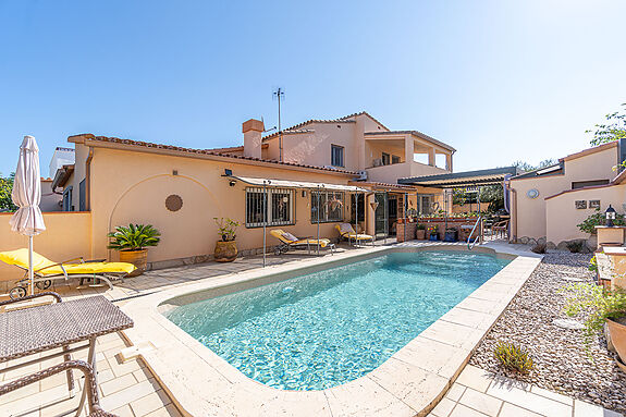 Casa con 4 habitaciones, piscina y cerca de la playa