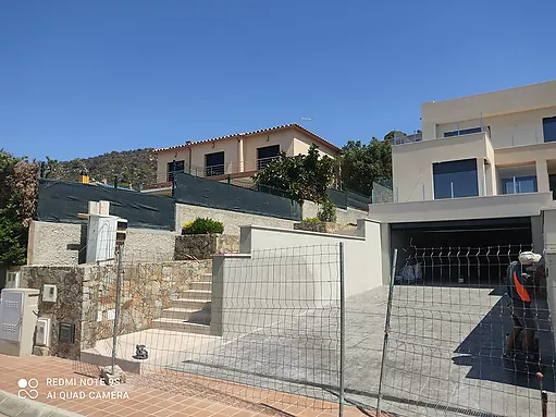For sale in Palau Saverdera new construction house with modern design and stunning views.