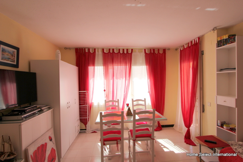 For sale, apartment with canal views in Empuriabrava.