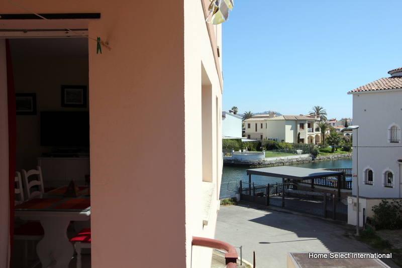 For sale, apartment with canal views in Empuriabrava.
