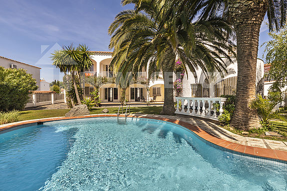 Empuriabrava, casa en venta con 6 apartamentos piscina y jardín, Costa Brava
