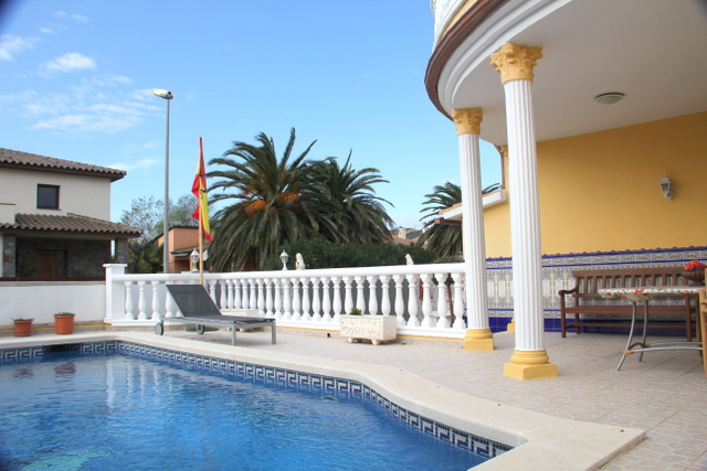 Villa en venta en Empuriabrava, 4 habitaciones, 3 baños, garaje y piscina en una zona muy tranquila