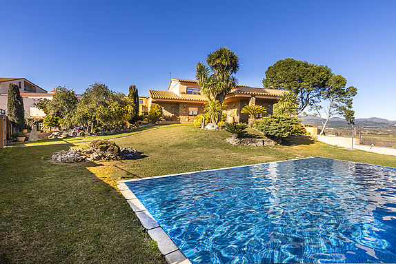 Cerca de Peralada, Casa en venta con vistas panorámicas