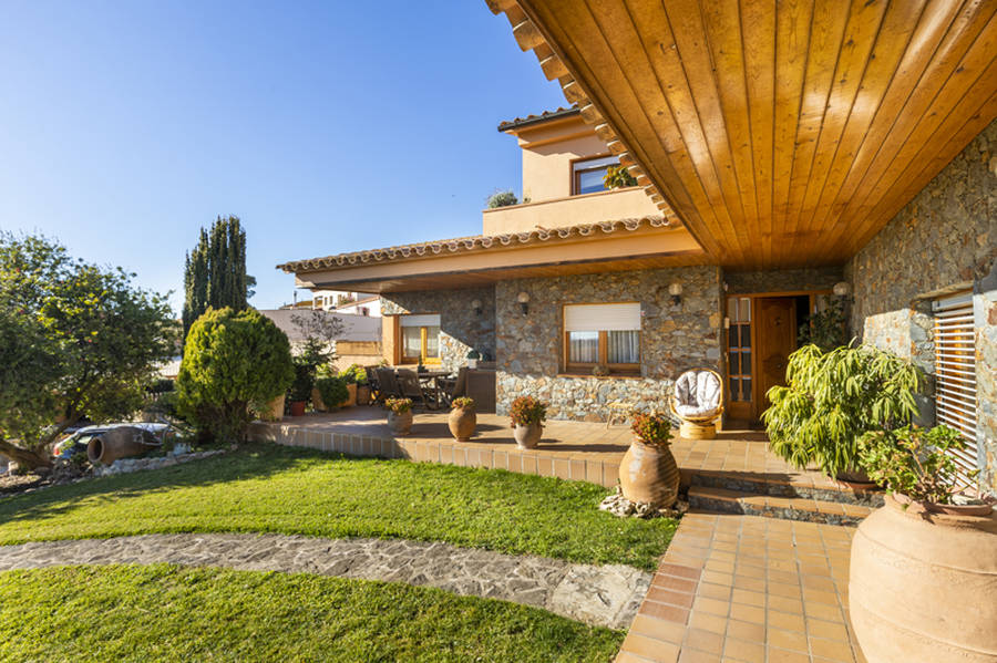 House for sale near Peralada with stunning panoramic views. Don't miss this opportunity! Contact us 