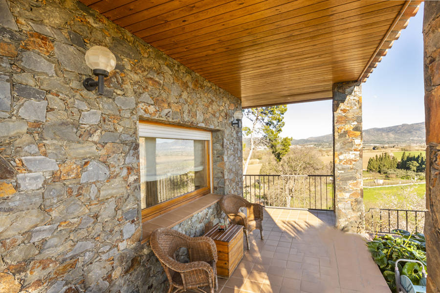 House for sale near Peralada with stunning panoramic views. Don't miss this opportunity! Contact us 