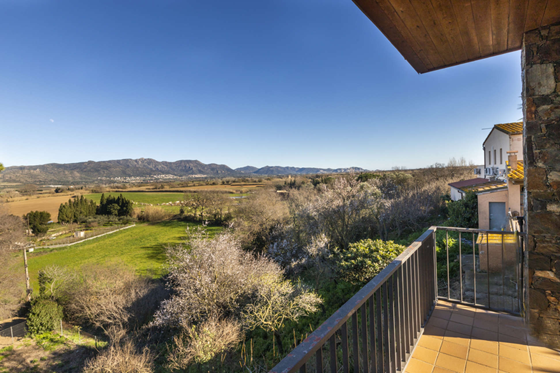 Maison à vendre près de Peralada avec des vues panoramiques impressionnantes. Ne manquez pas cette o