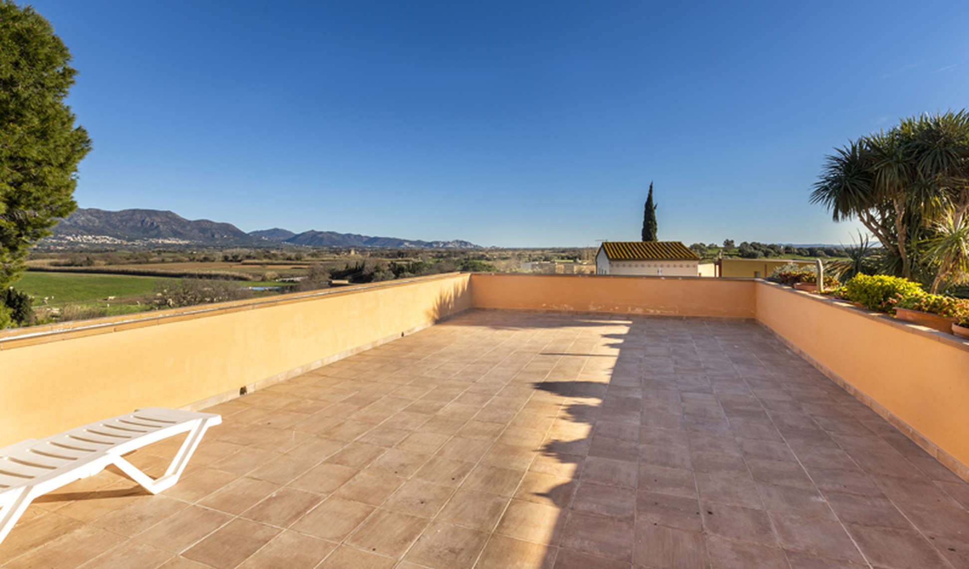 House for sale near Peralada with stunning panoramic views. Don't miss this opportunity! Contact us 