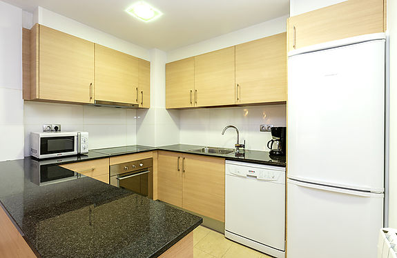 Bonito apartamento en Roses a 3 minutos a pie de la playa y con garaje.