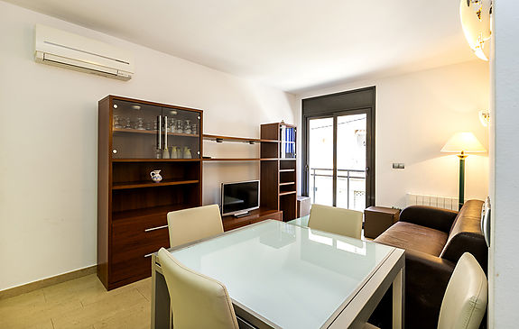 Bonito apartamento en Roses a 3 minutos a pie de la playa y con garaje.