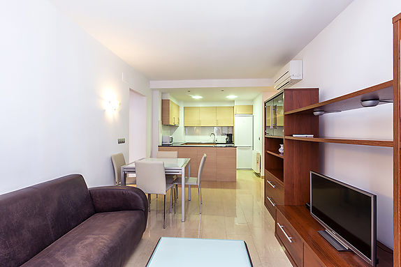 Bonito apartamento en Roses a 3 minutos a pie de la playa y con garaje.