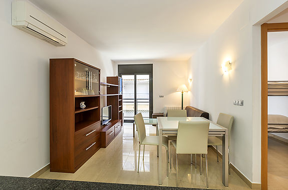 Bonito apartamento en Roses a 3 minutos a pie de la playa y con garaje.