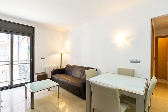 Bonito apartamento en Roses a 3 minutos a pie de la playa y con garaje.