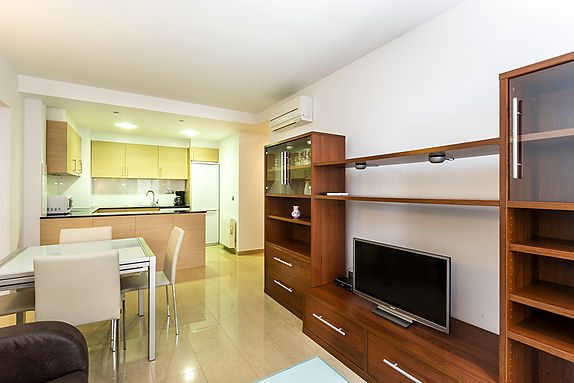 Bonito apartamento en Roses a 3 minutos a pie de la playa y con garaje.