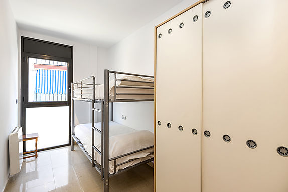 Bonito apartamento en Roses a 3 minutos a pie de la playa y con garaje.