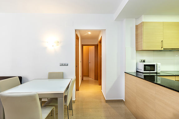 Bonito apartamento en Roses a 3 minutos a pie de la playa y con garaje.