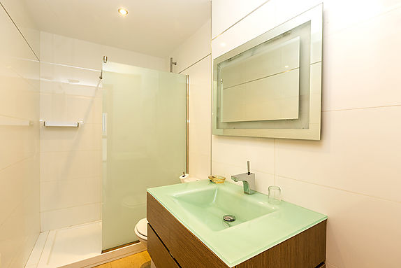 Bonito apartamento en Roses a 3 minutos a pie de la playa y con garaje.