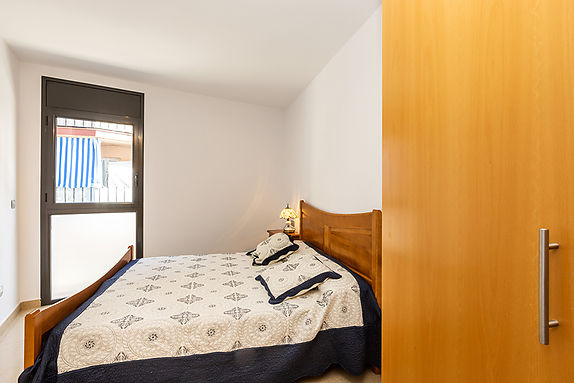 Bonito apartamento en Roses a 3 minutos a pie de la playa y con garaje.