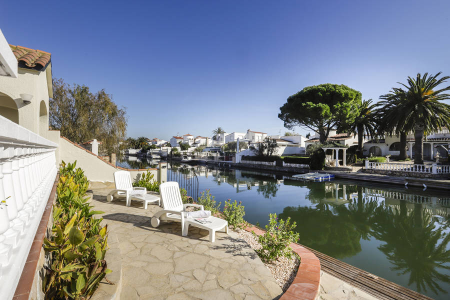 Casa en venta de 256 M2 y una parcela de 900 M2 en Empuriabrava