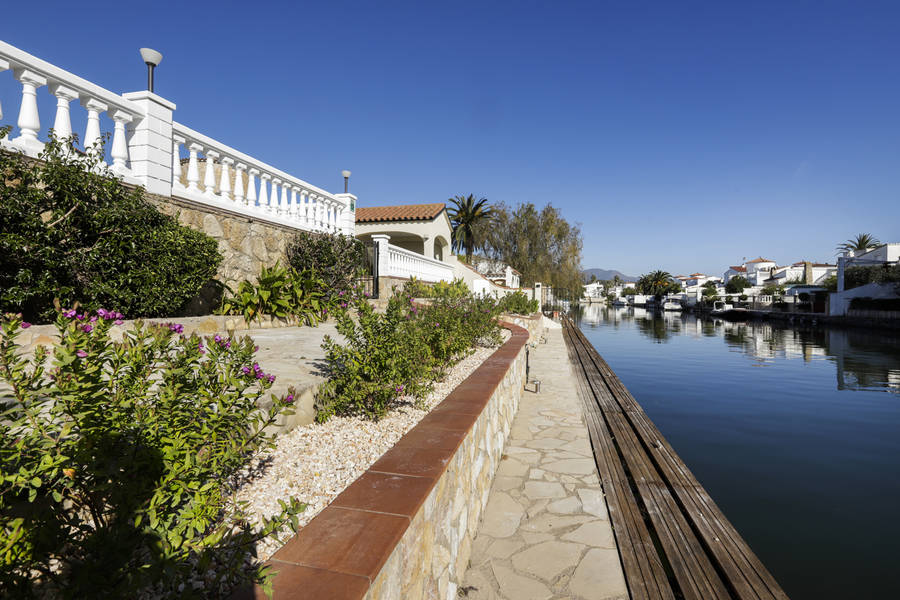 Casa en venta de 256 M2 y una parcela de 900 M2 en Empuriabrava
