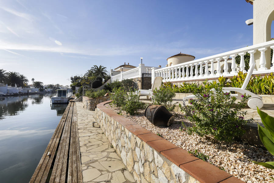 Casa en venta de 256 M2 y una parcela de 900 M2 en Empuriabrava