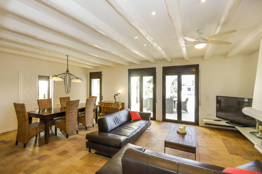 Casa en venta de 256 M2 y una parcela de 900 M2 en Empuriabrava