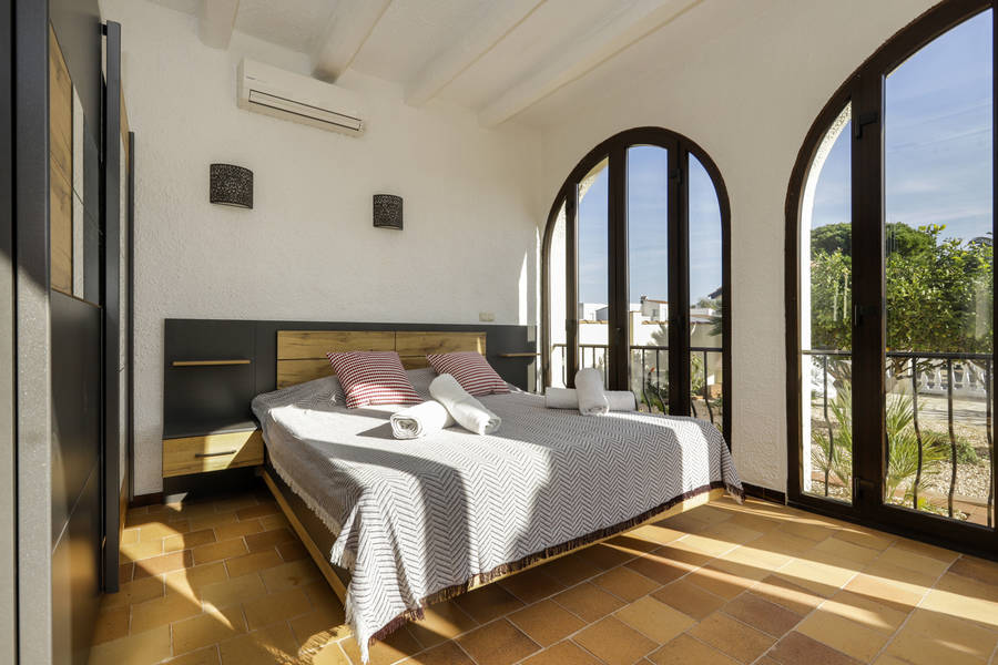 Casa en venta de 256 M2 y una parcela de 900 M2 en Empuriabrava