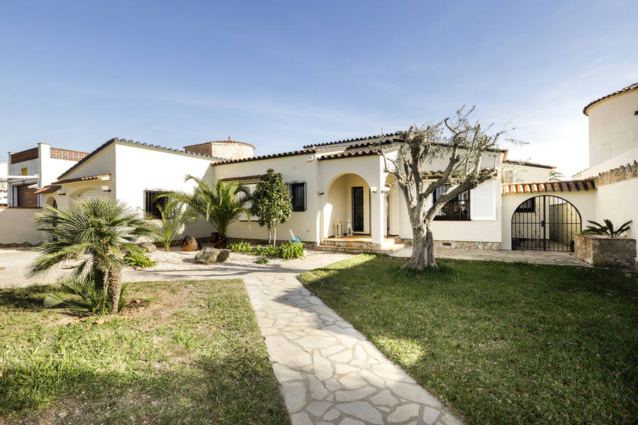Casa en venta de 256 M2 y una parcela de 900 M2 en Empuriabrava