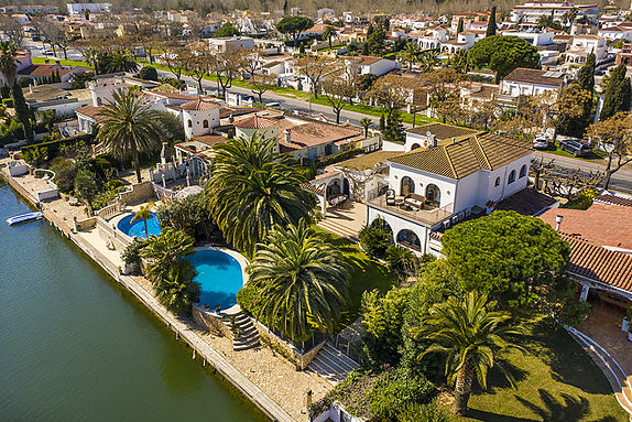 Encantadora Vila en un ampli canal en venda a Empuriabrava