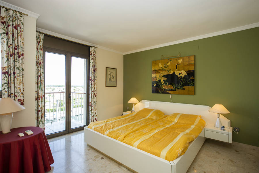 Fantastic spacious penthouse with sea view in the harbor of Empuriabrava