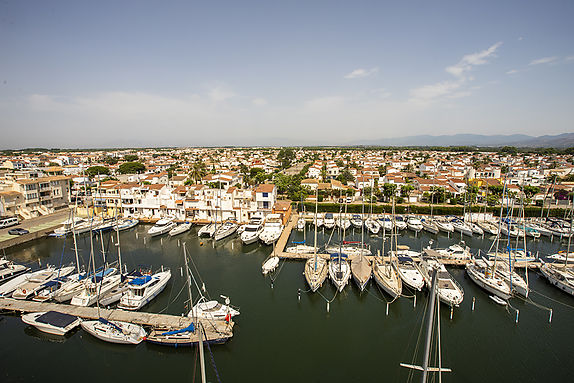 Fantástico atico espacioso con vista al mar en el puerto de Empuriabrava