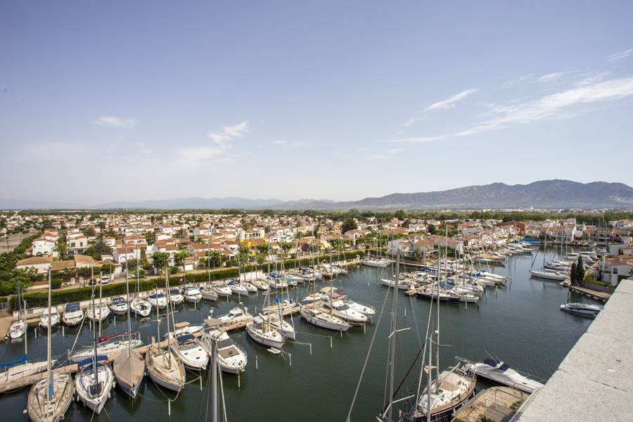 Fantastisch ruim penthouse met zeezicht in de haven van Empuriabrava