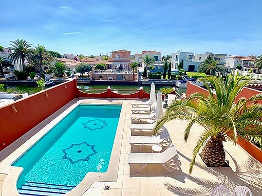 Magnificent villa with mooring on a wide canal and south oriented for sale in Empuriabrava (Costa Br