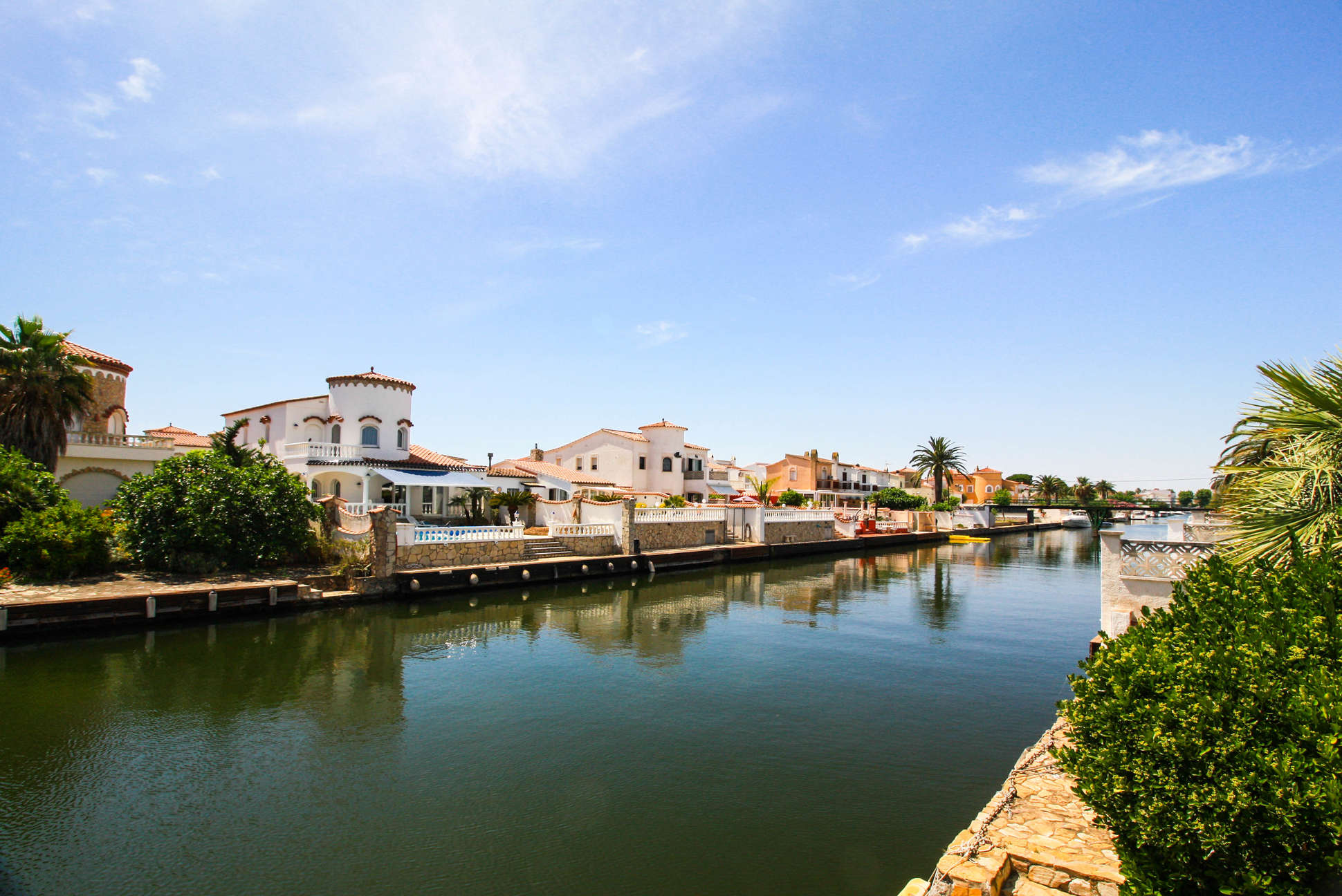 Villa al canal Segre, 1079 mts de parcel.la i 25 mts de amarratge