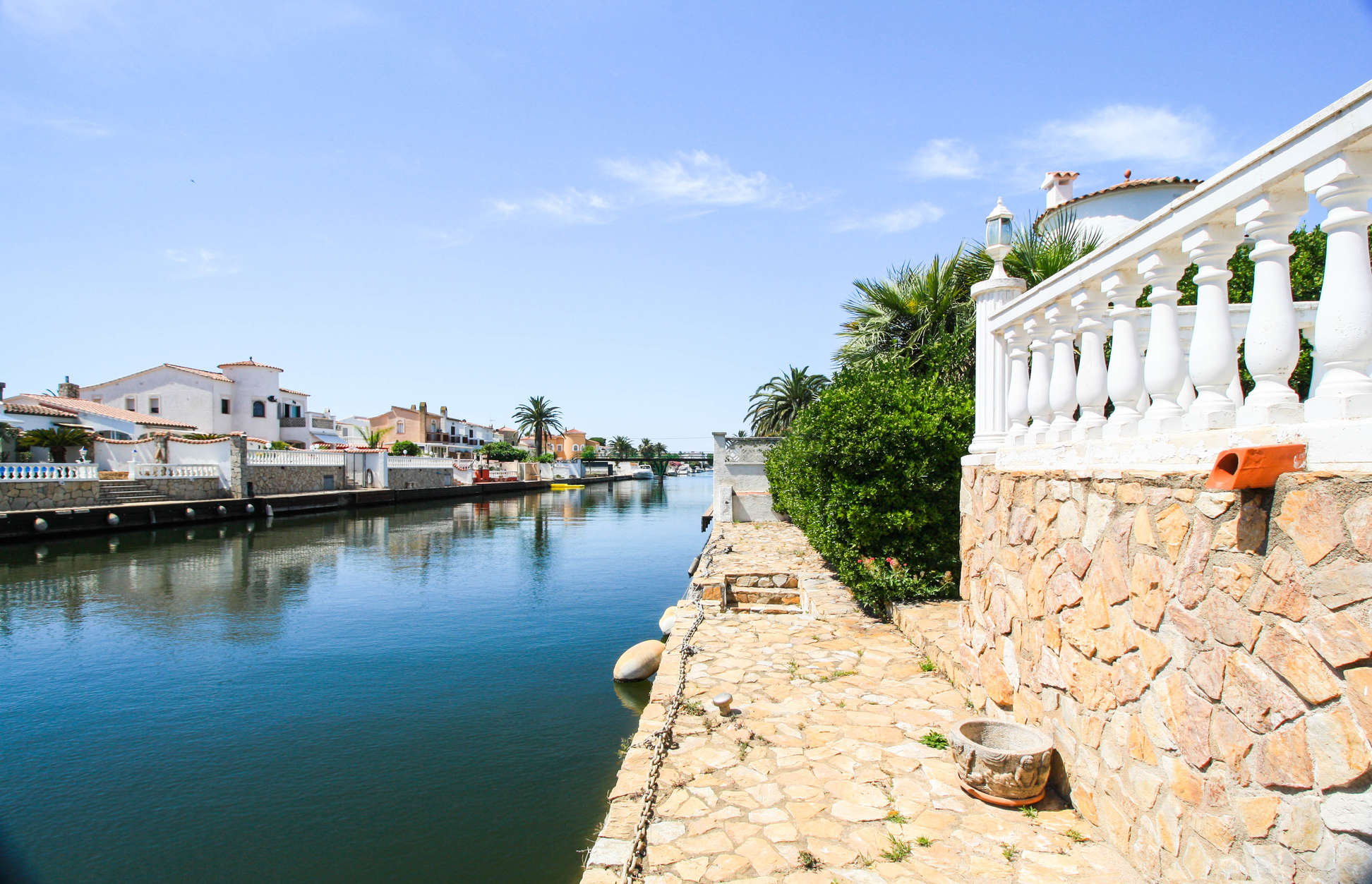 Villa al canal Segre, 1079 mts de parcel.la i 25 mts de amarratge