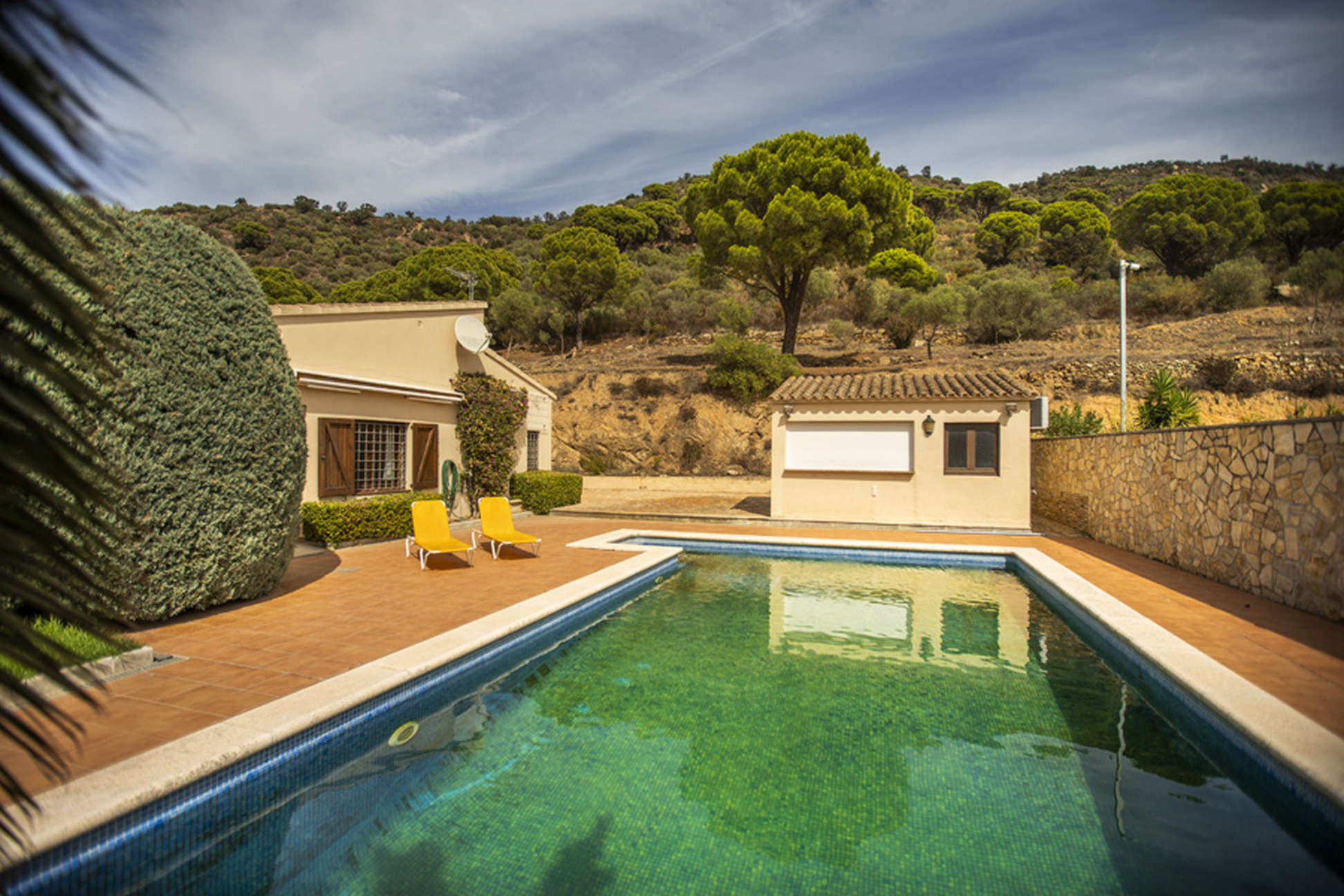 Espaciosa Villa situada en una gran parcela con vistas al Alt Empordà y la Bahía de Roses.