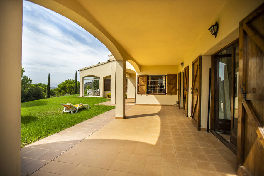 Ruime Villa gelegen op een groot grondstuk met uitzicht over de alt emporda en de baai van Roses.