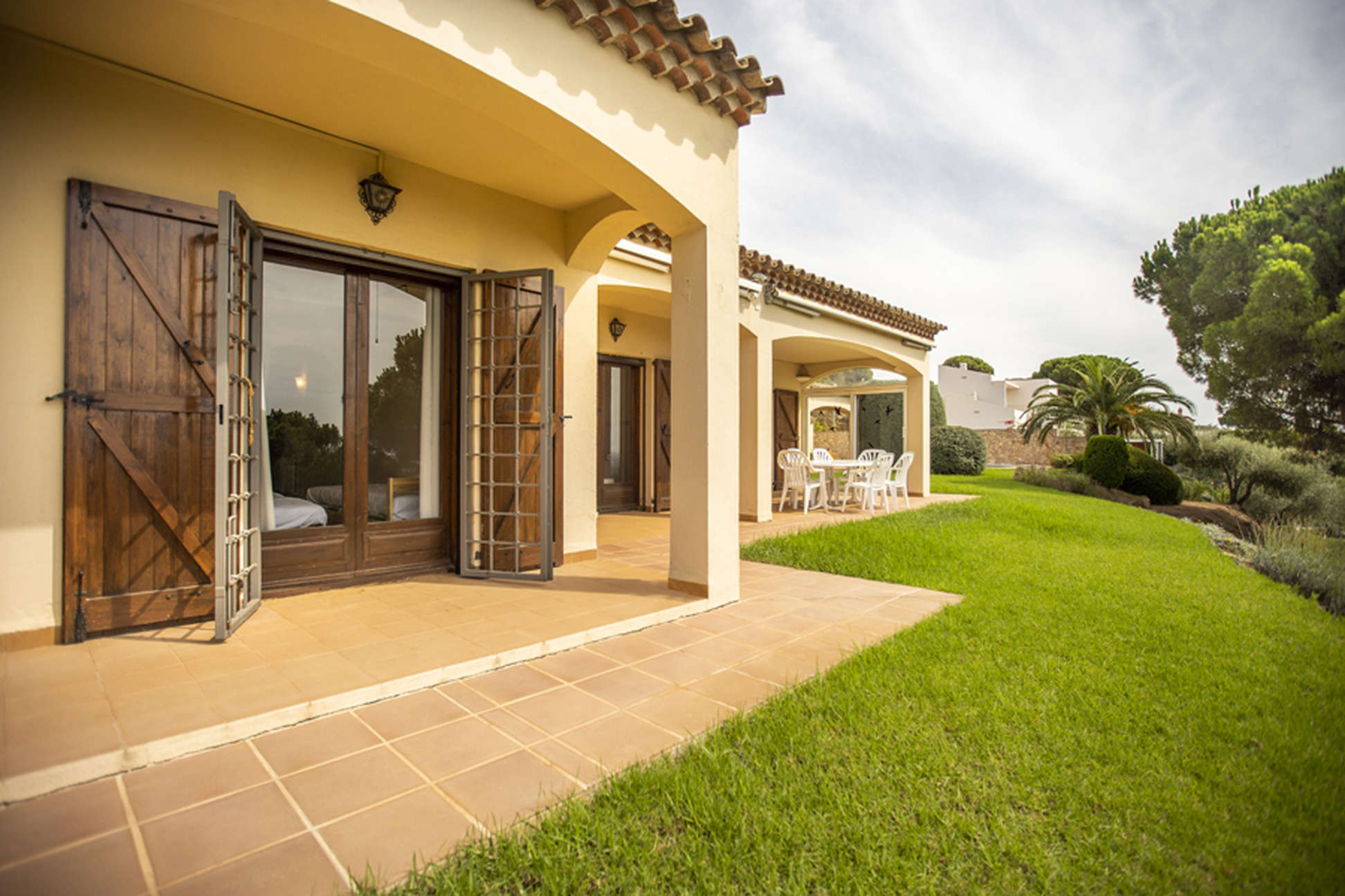 Espaciosa Villa situada en una gran parcela con vistas al Alt Empordà y la Bahía de Roses.