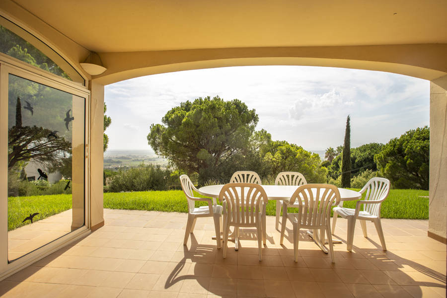 Geräumige Villa auf einem großen Grundstück mit Blick auf den Alt Emporda und die Bucht von Roses.