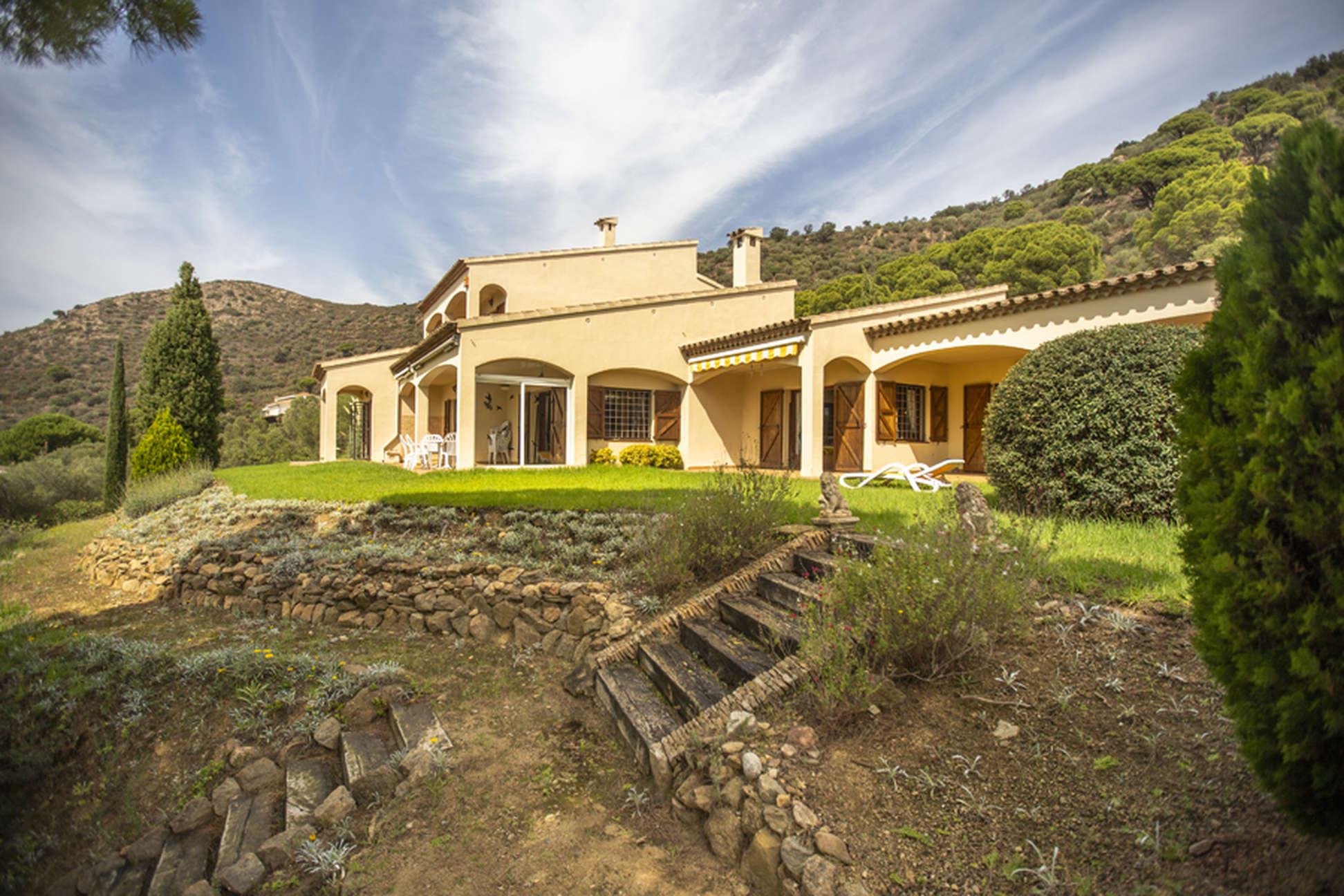 Espaciosa Villa situada en una gran parcela con vistas al Alt Empordà y la Bahía de Roses.