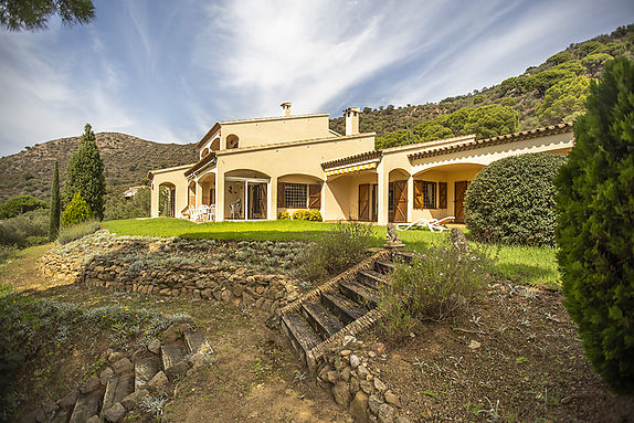 Espaciosa Villa situada en una gran parcela con vistas al Alt Empordà y la Bahía de Roses.