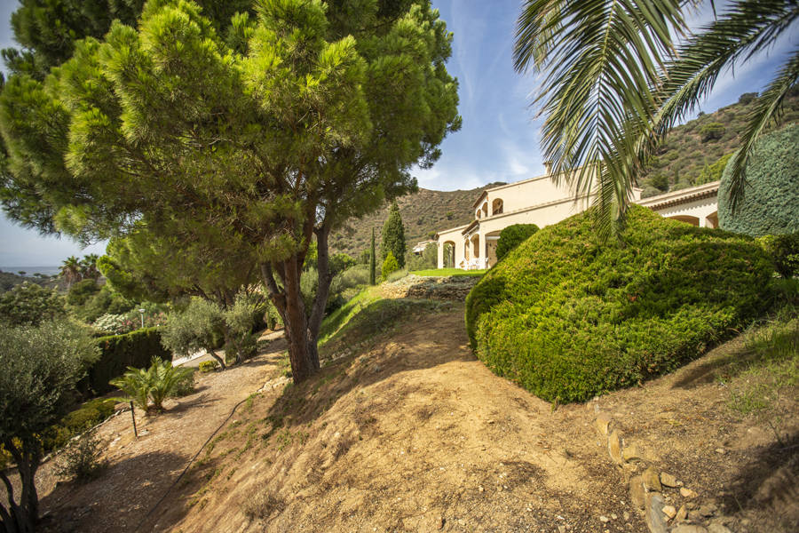 Ruime Villa gelegen op een groot grondstuk met uitzicht over de alt emporda en de baai van Roses.