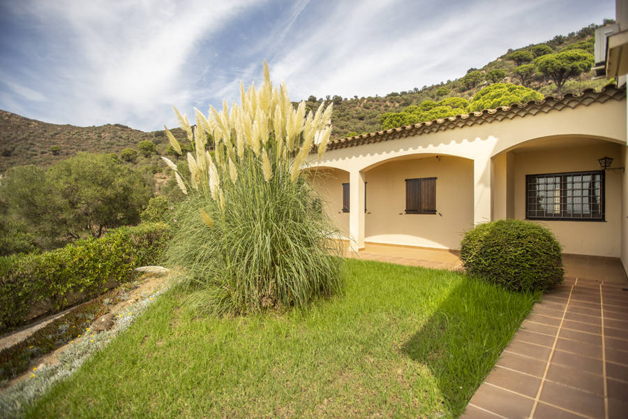 Ruime Villa gelegen op een groot grondstuk met uitzicht over de alt emporda en de baai van Roses.