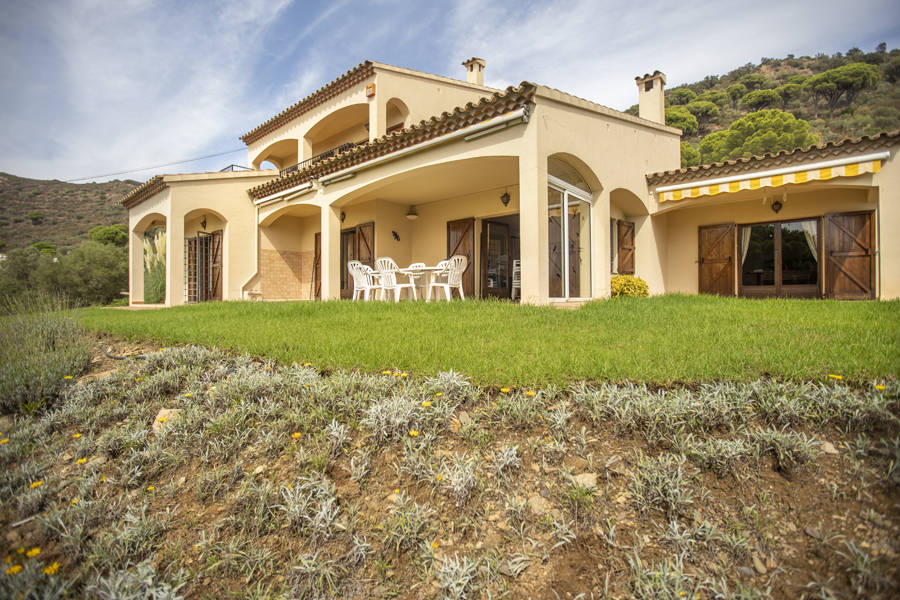 Ruime Villa gelegen op een groot grondstuk met uitzicht over de alt emporda en de baai van Roses.