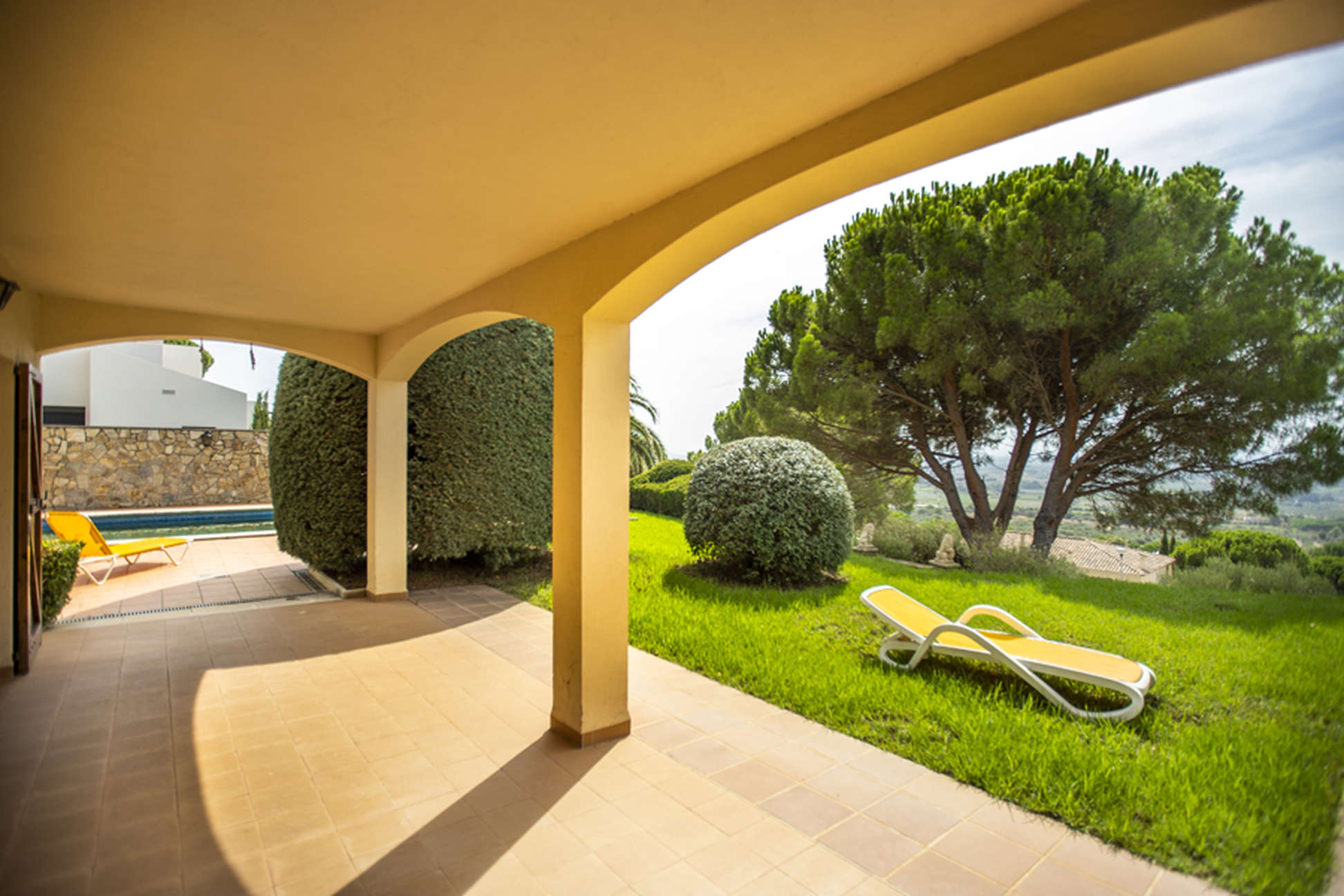 Villa spacieuse située sur un grand terrain avec vue sur l'Alt Emporda et la baie de Roses.