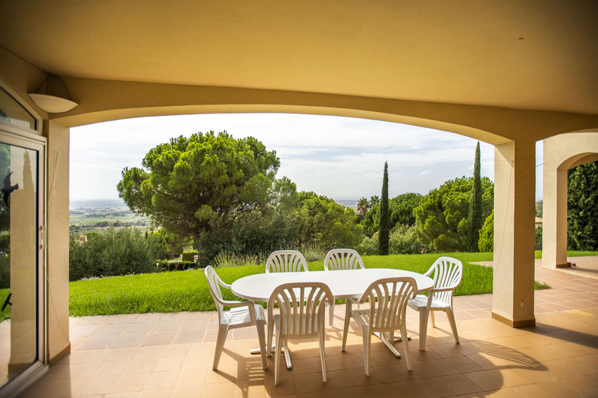 Espaciosa Villa situada en una gran parcela con vistas al Alt Empordà y la Bahía de Roses.