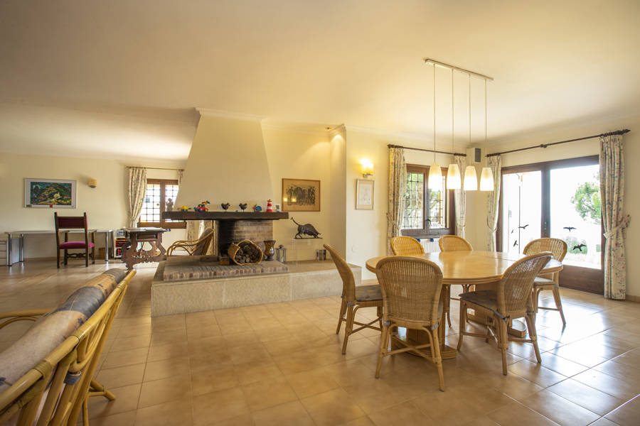 Geräumige Villa auf einem großen Grundstück mit Blick auf den Alt Emporda und die Bucht von Roses.