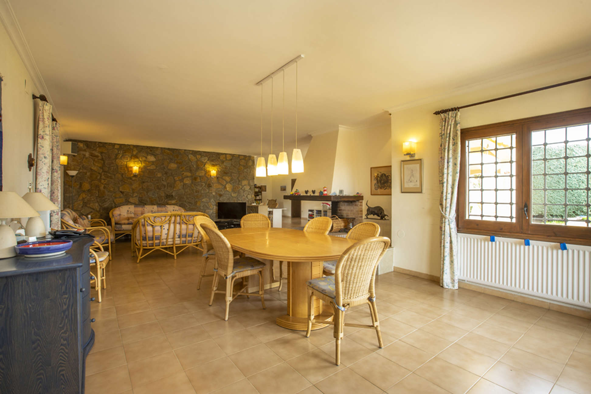 Villa spacieuse située sur un grand terrain avec vue sur l'Alt Emporda et la baie de Roses.