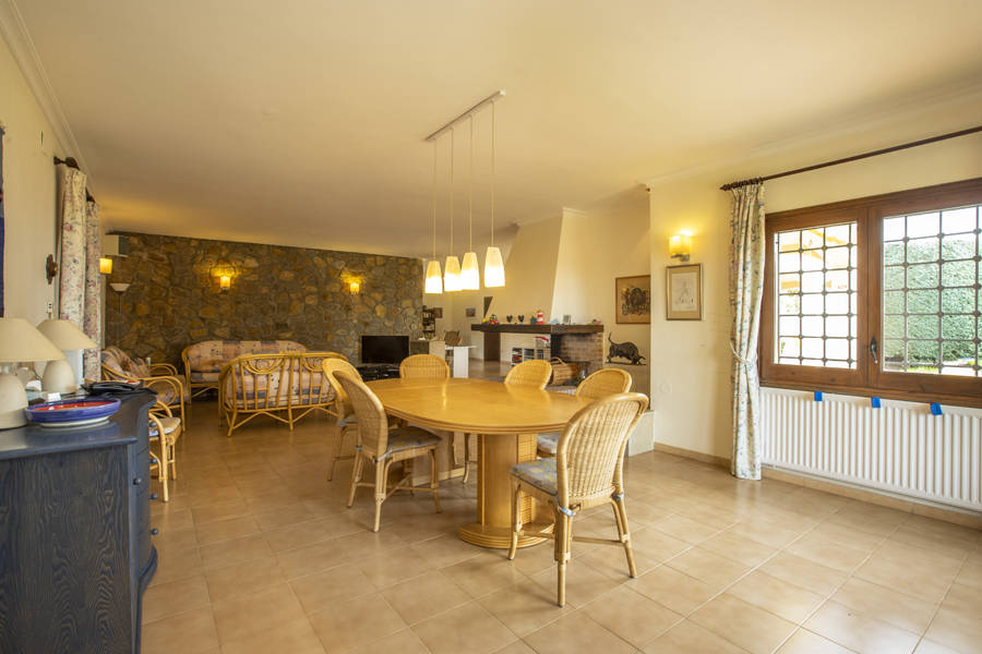 Geräumige Villa auf einem großen Grundstück mit Blick auf den Alt Emporda und die Bucht von Roses.